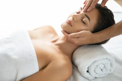 Głębokie odprężenie i pielęgnacja twarzy dzięki technikom masażu Kobido w gabinecie fizjoterapeutycznym