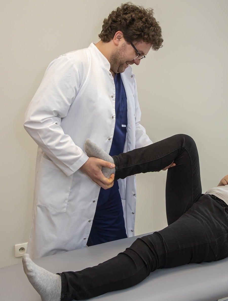 Jedna z form rehabilitacji - sesja z pacjentem w OmniSan po urazie kolana