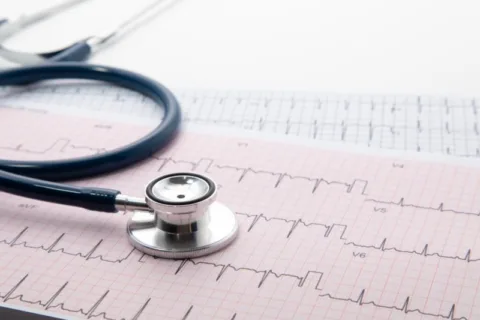 Poradnia kardiologiczna przeprowadza badania EKG dla oceny zdrowia serca.